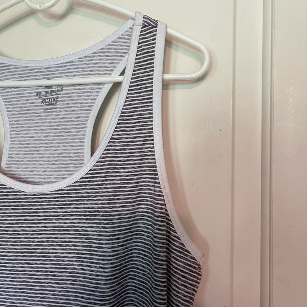Old Navy Womens tank top XL (16)
Semi-fitted
Gray/white - Picture 3 of 7